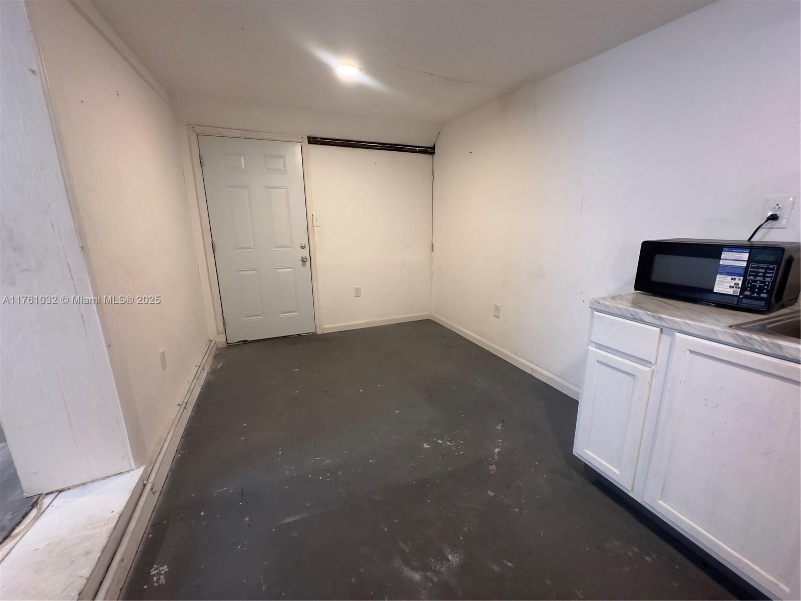 DIXIE HIGHWAY TRACK - Residential Lease