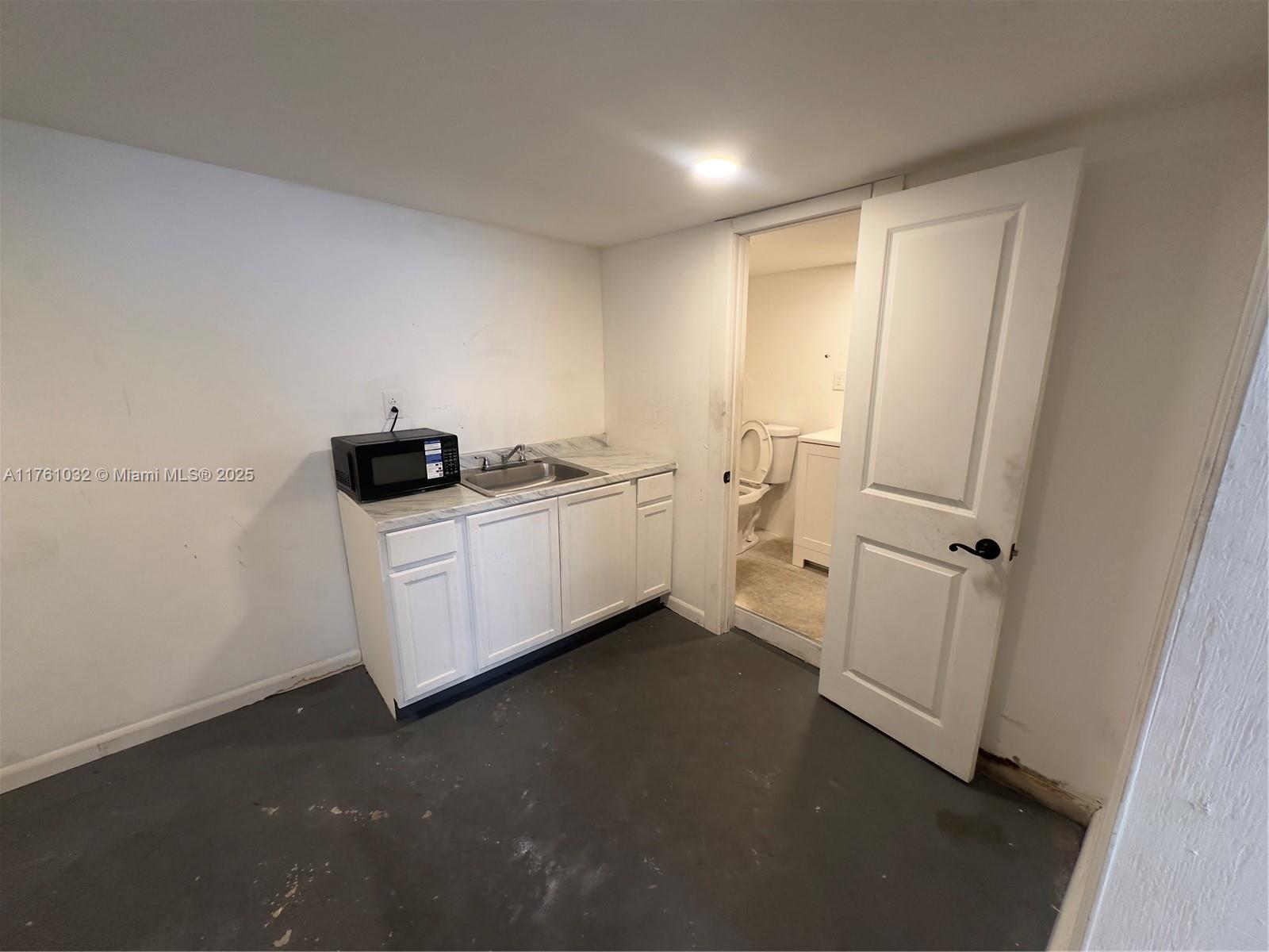 DIXIE HIGHWAY TRACK - Residential Lease