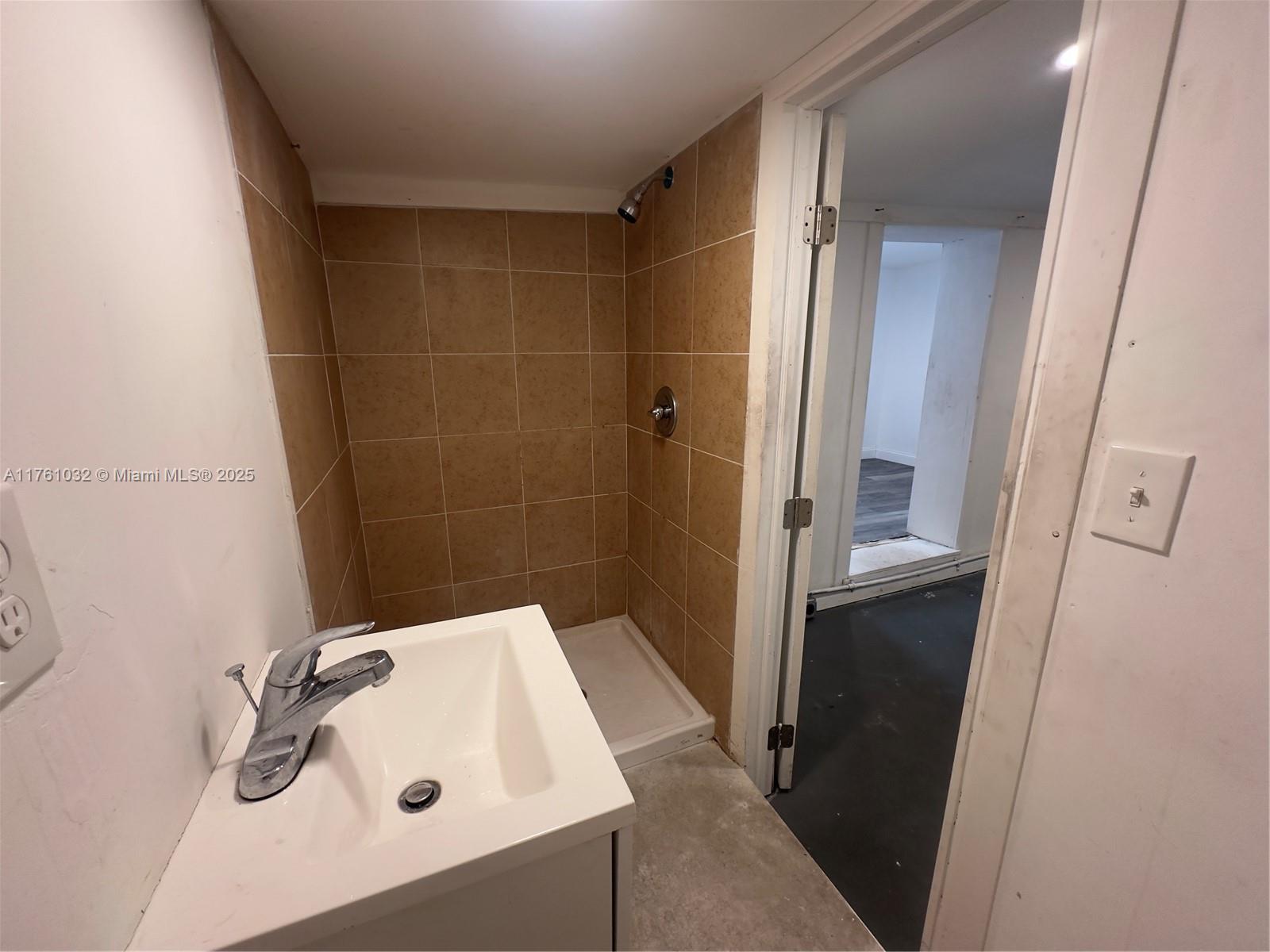 DIXIE HIGHWAY TRACK - Residential Lease