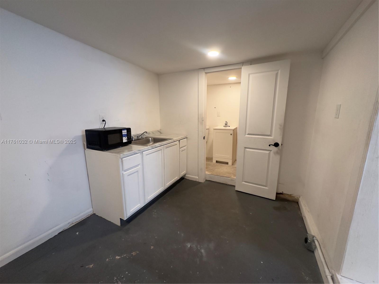 DIXIE HIGHWAY TRACK - Residential Lease