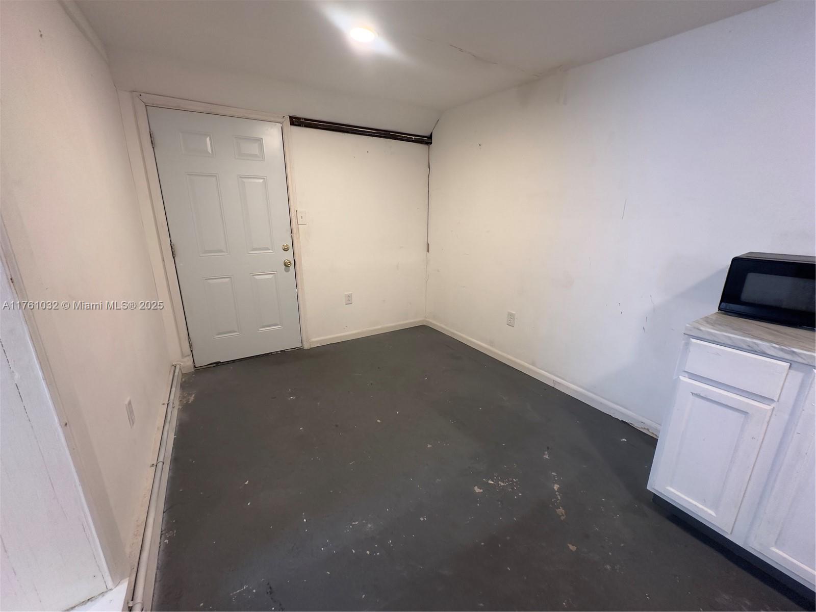 DIXIE HIGHWAY TRACK - Residential Lease