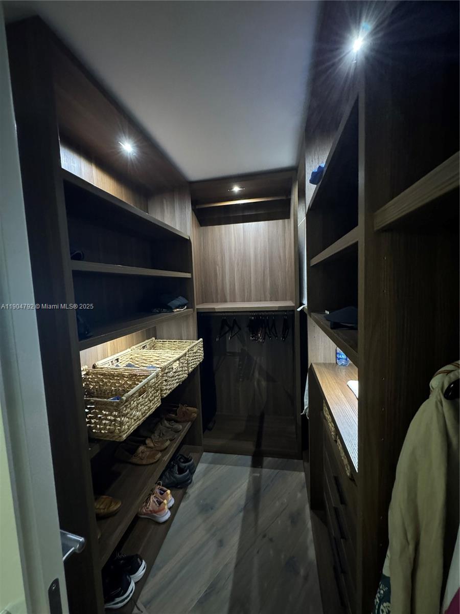 TOWERS OF KEY BISCAYNE CO - Residential Lease