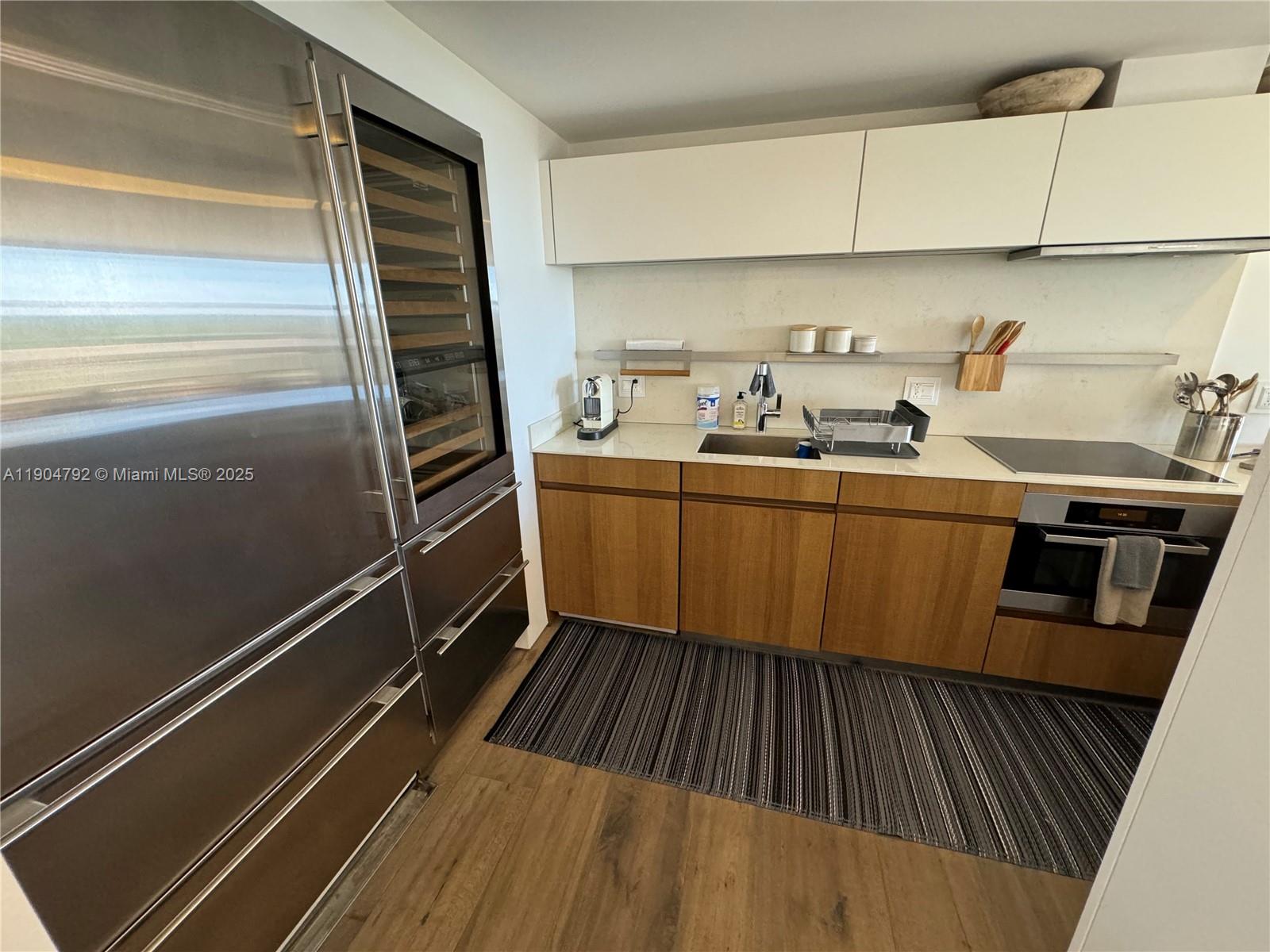 TOWERS OF KEY BISCAYNE CO - Residential Lease