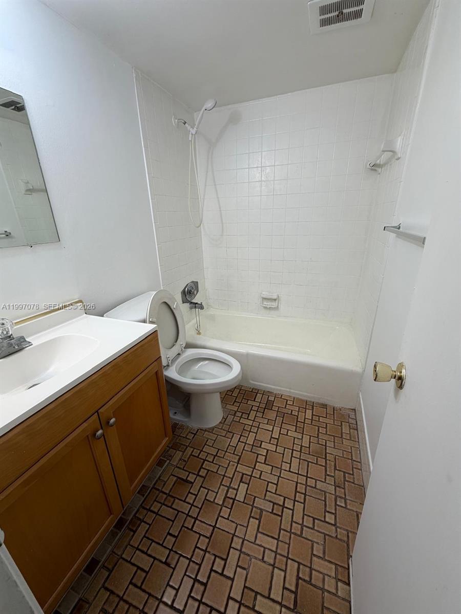 GOLFVIEW ARMS INC CONDO - Residential Lease