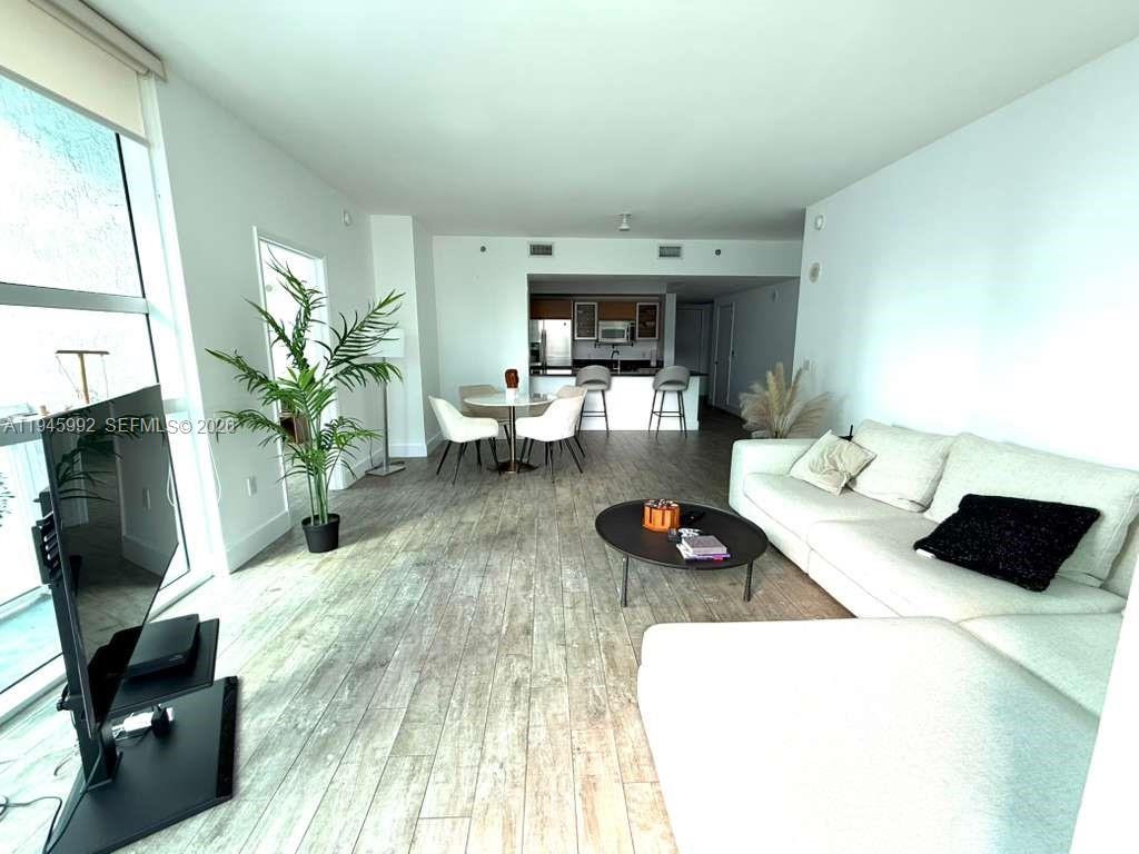 THE PLAZA 901 BRICKELL CO - Residential