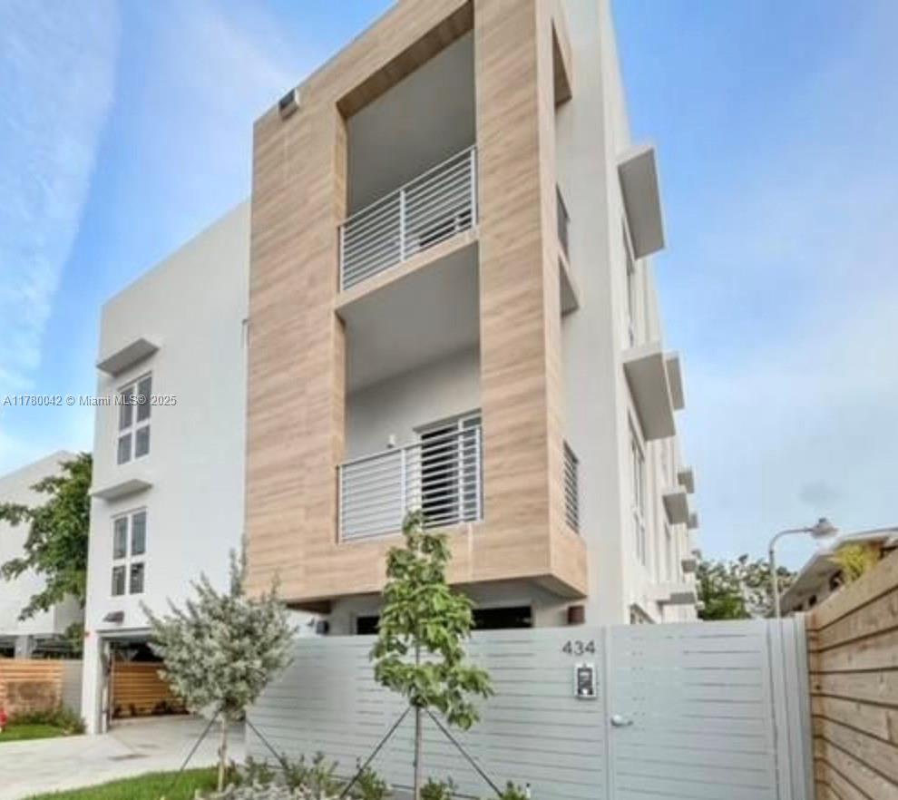 Rental Property at 434 Sw 10th St A, Miami, Broward County, Florida - Bedrooms: 3 
Bathrooms: 3  - $5,000 MO.
