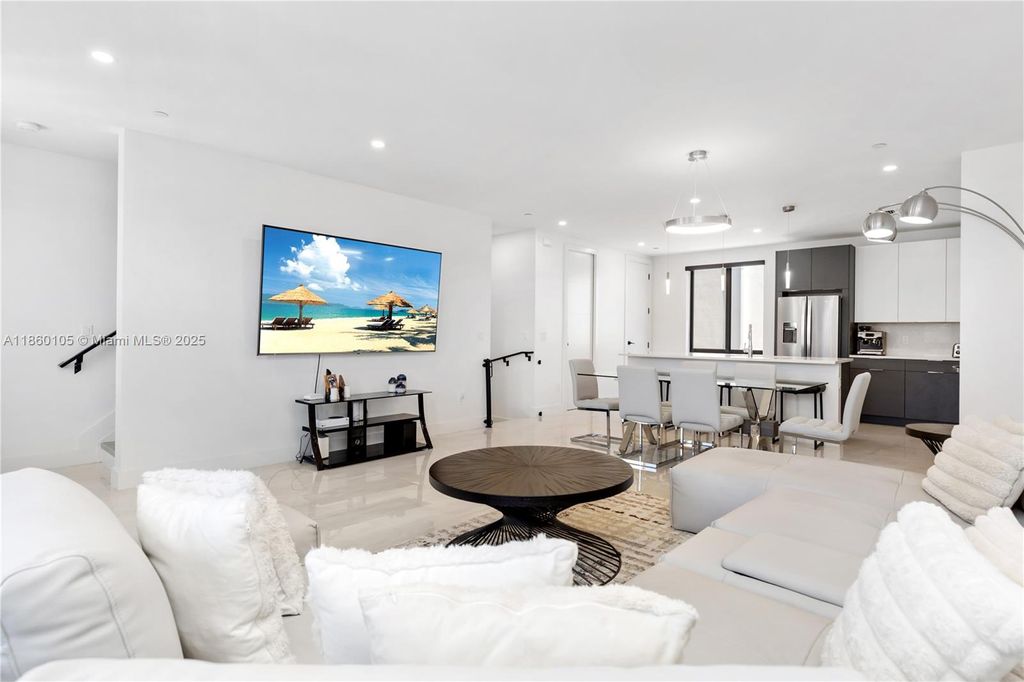 Photo of 436 SE 12th Ct, Fort Lauderdale, FL 33316 (MLS # A11860105)