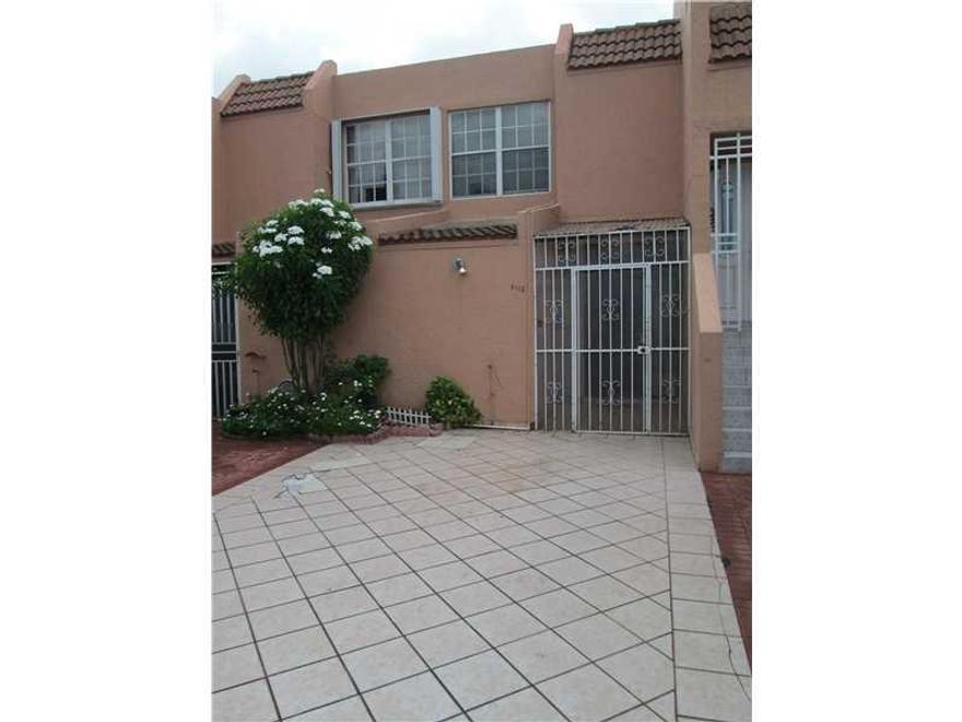 GREAT TOWNHOUSE AND CENTRALLY LOCATED. TILE FLOORS DOWNSTAIRS. NICE PATIO AREA. LOW ASSOCIATION FEE. CLOSE TO SHOPPING AND MAIN STREETS.