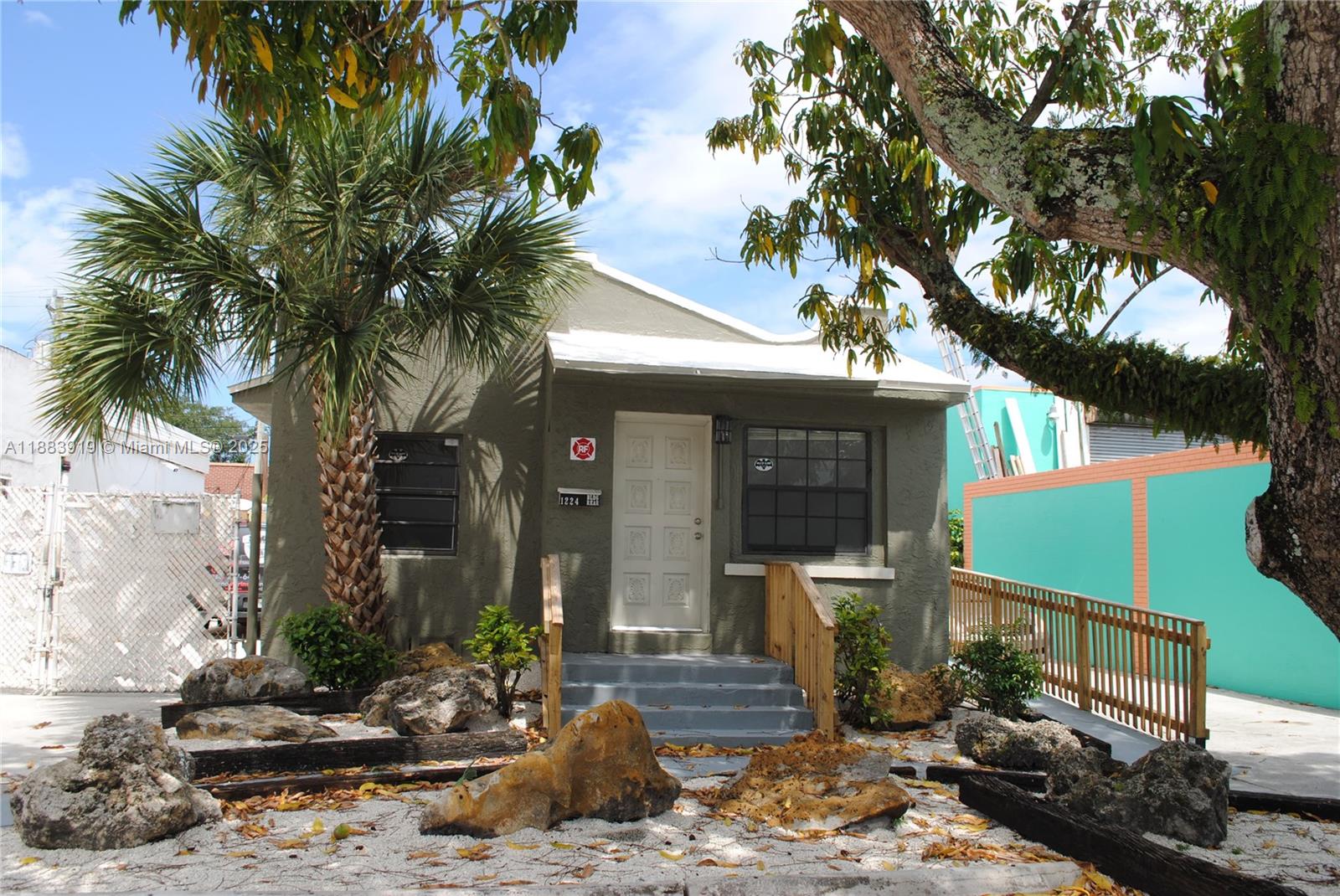 Main image without alt text