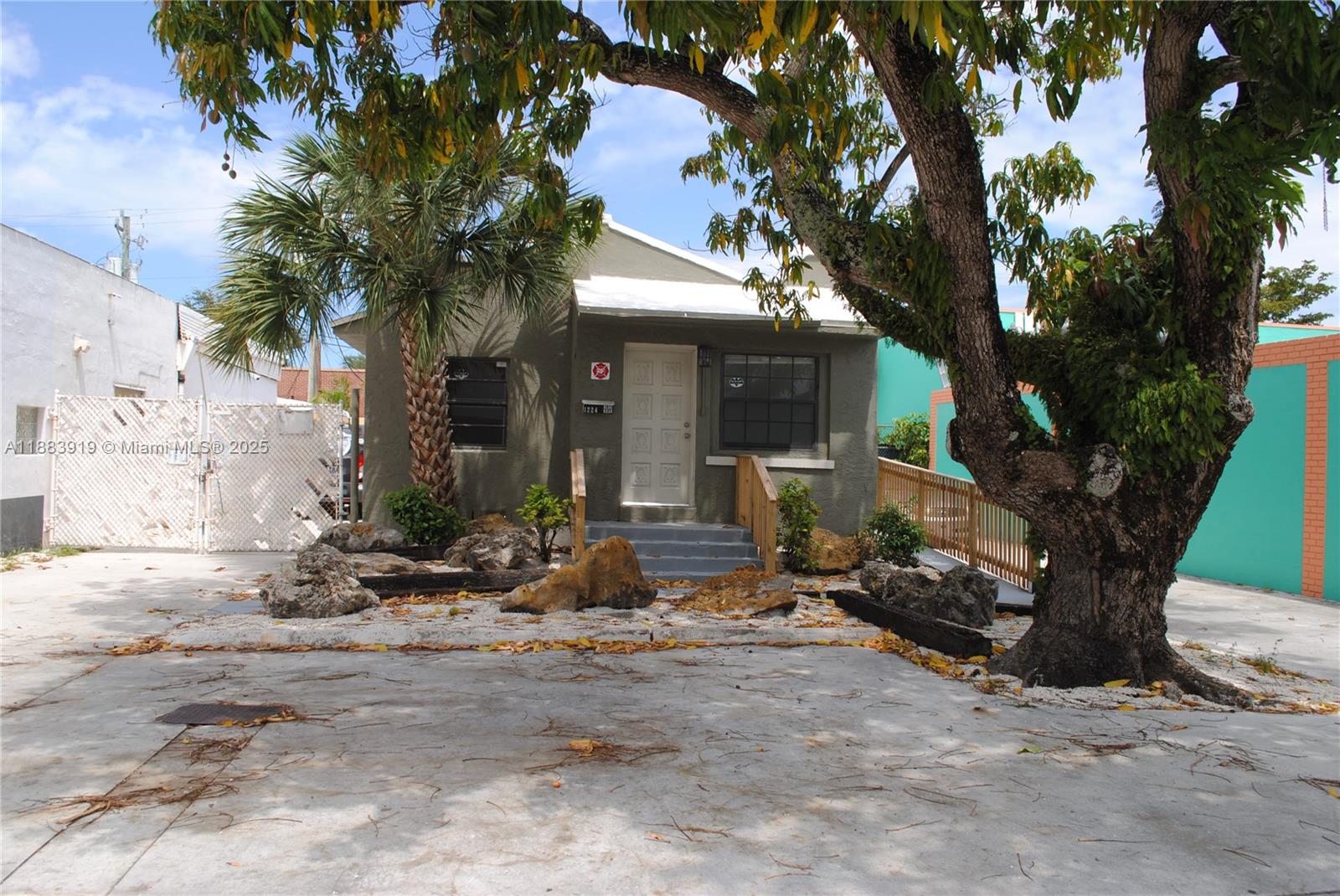 Main image without alt text