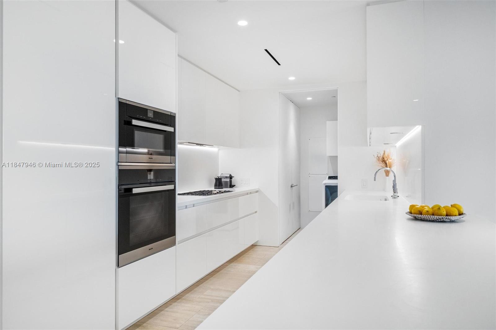 9001 Collins Ave S-406