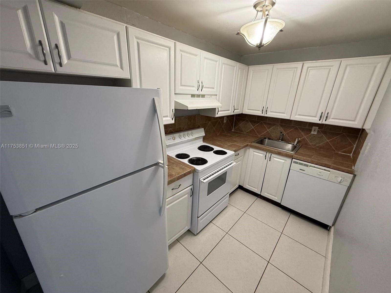 17530 Nw 68th Ave C4010, Hialeah, Miami-Dade County, Florida - 1 Bedrooms  
1 Bathrooms - 