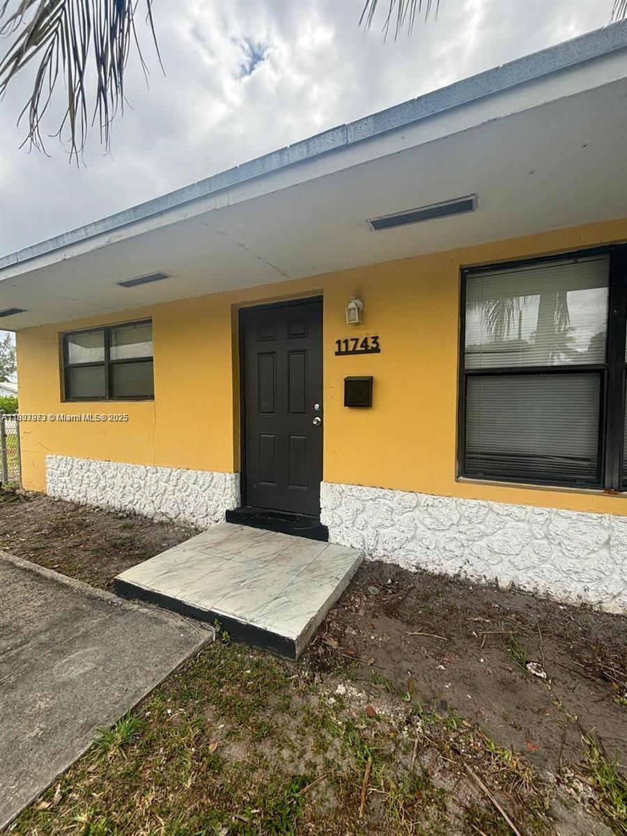 Beautiful 2 Bed / 1 Bath Duplex. This cozy and well-maintained duplex feature, a comfortable open concept living area and a huge backyard. Remodeled kitchen, new appliances and nice cabinets. EXCELENT LOCATION! Easy access to US1, shopping, dining, schools, and public transportation. **Fast approval **