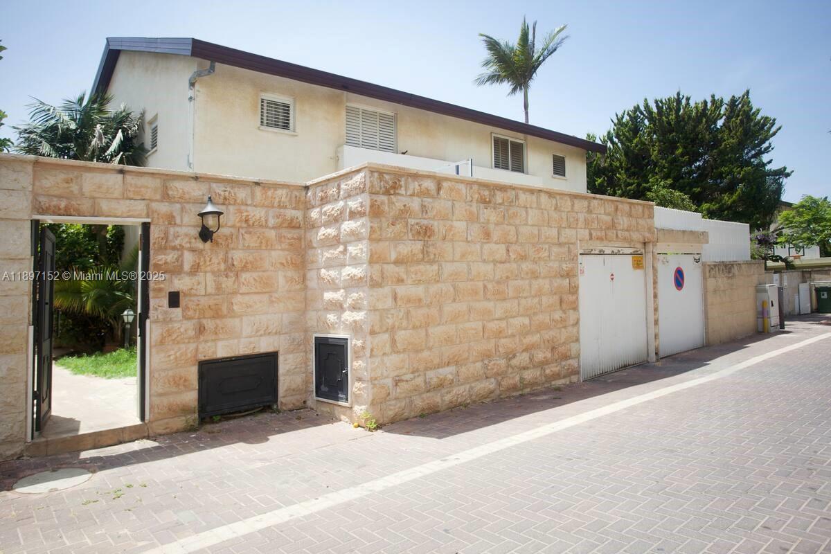 Hapiyyus 10 - Image 1