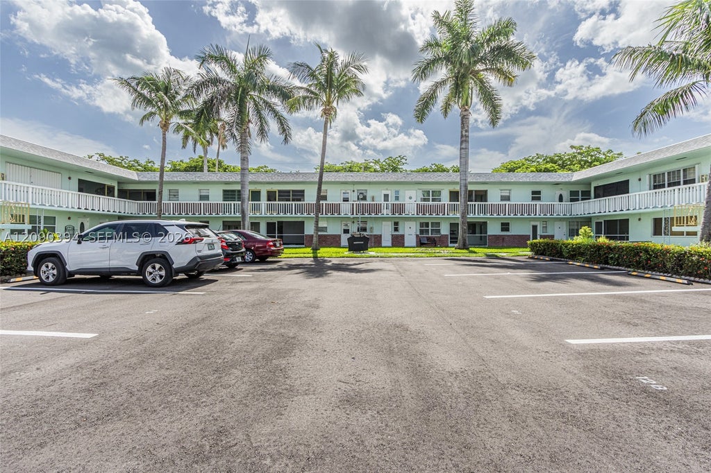 Photo of 1401 N 12th Ct #3B, Hollywood, FL 33019 (MLS # A12090394)