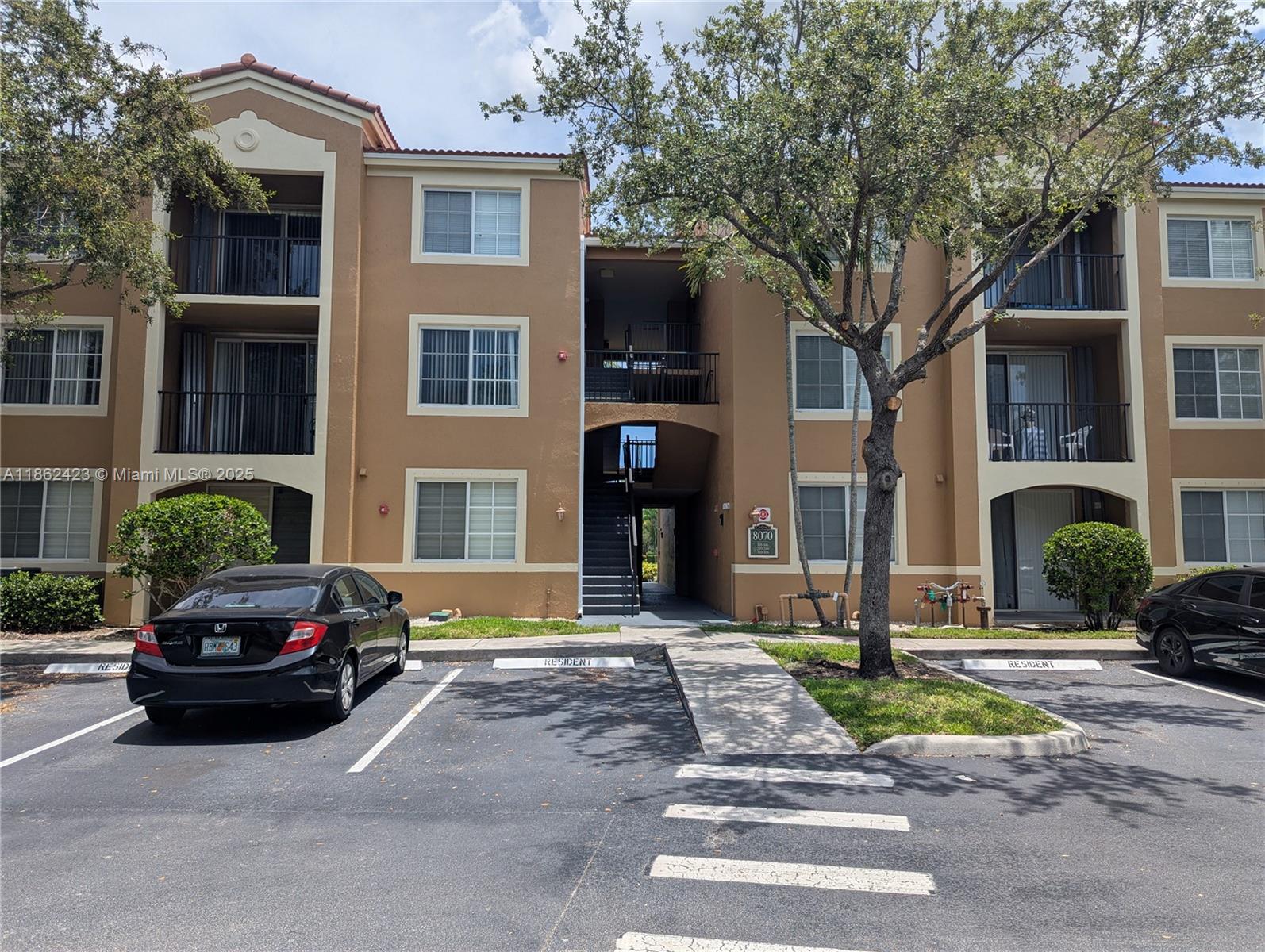 ATTENTION! JUST 1ST MONTH & SECURITY DEPOSIT TO MOVE IN!! Lovely 2 bedroom 2 bathroom unit in the quiet gated community of St Andrews. This spacious condo has an open floor plan, tiled flooring throughout and was freshly painted. This unit also features a balcony and a washer/dryer for added convenience. The community's amenities includes a resort styled pool, spa, exercise room and clubhouse. Conveniently located near shops and major transportation. Come see today!