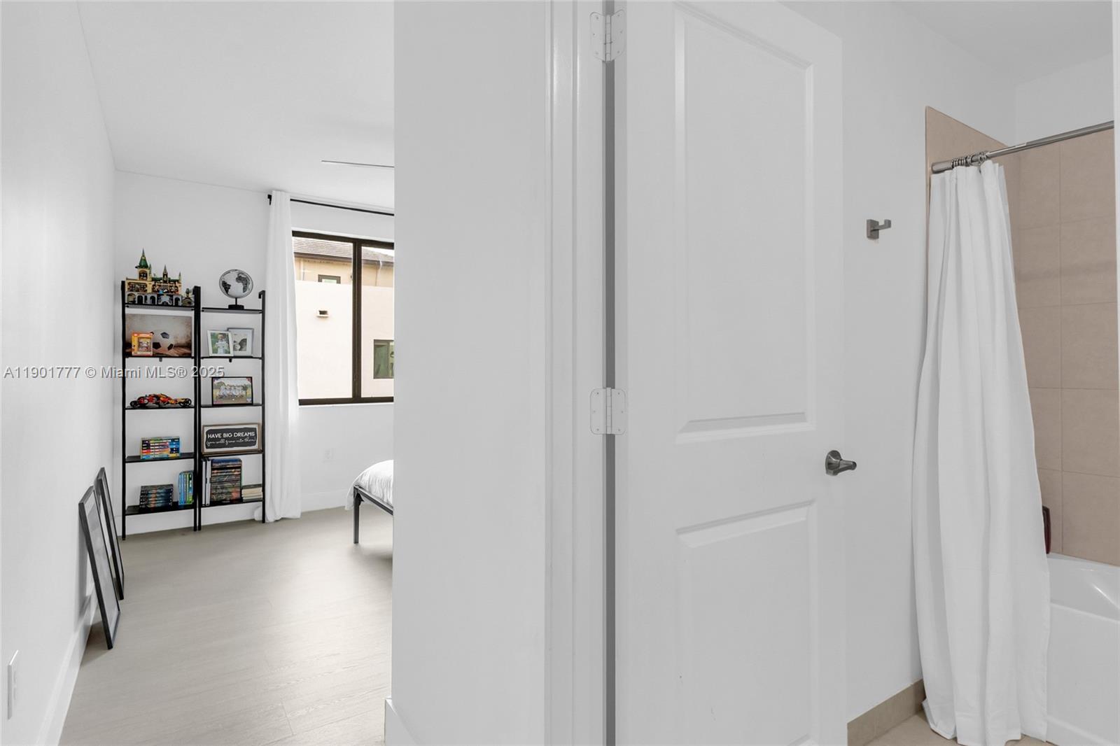 DOWNTOWN DORAL SOUTH PHAS - Residential
