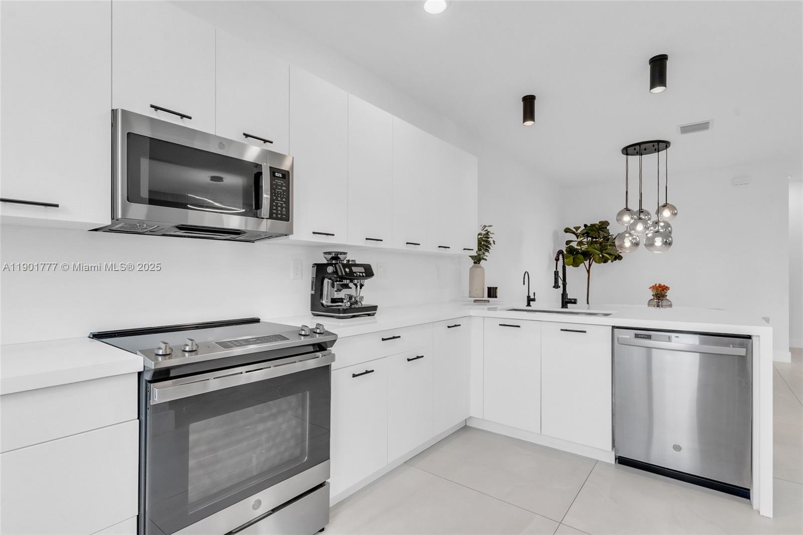 DOWNTOWN DORAL SOUTH PHAS - Residential