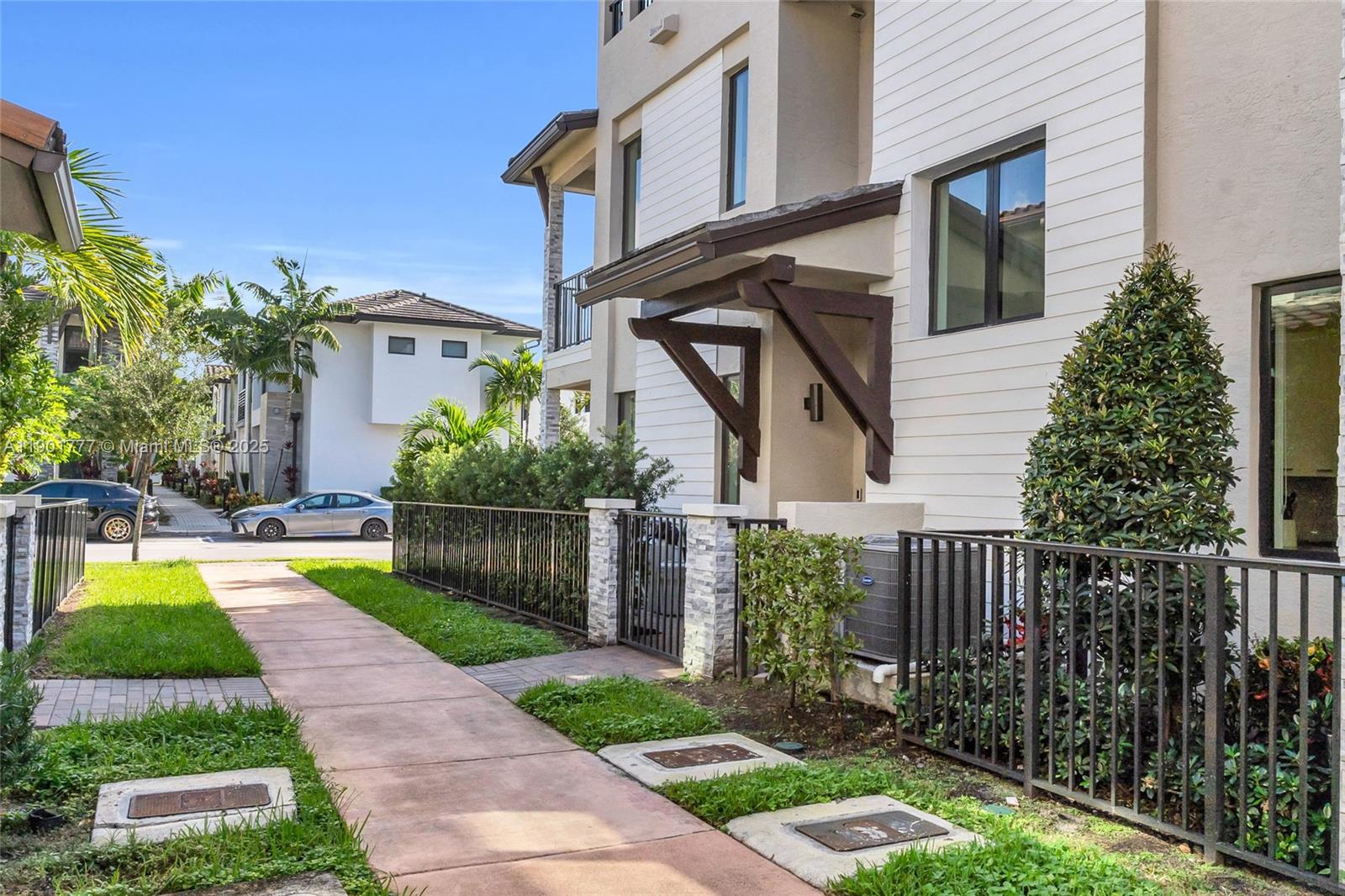 DOWNTOWN DORAL SOUTH PHAS - Residential