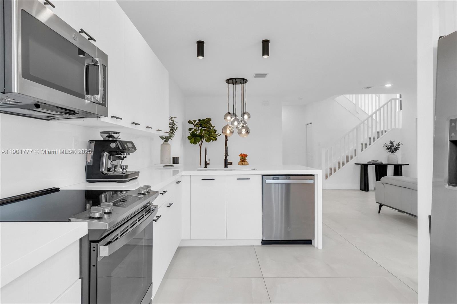 DOWNTOWN DORAL SOUTH PHAS - Residential