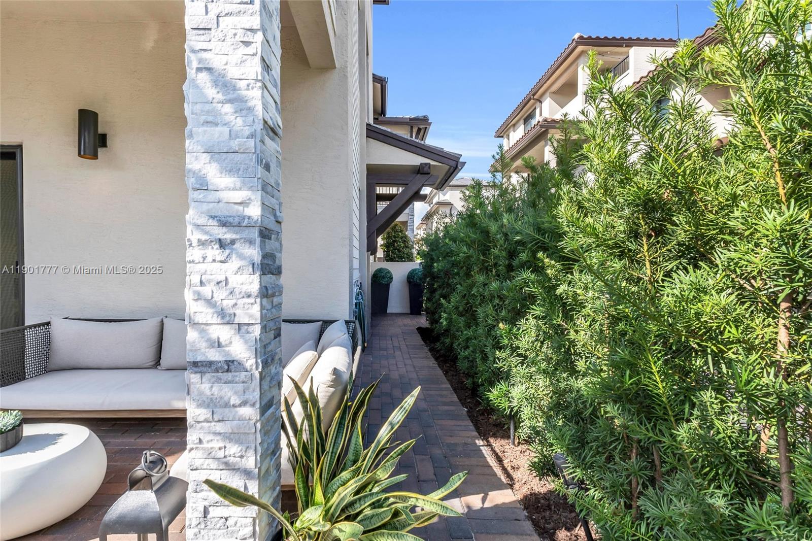 DOWNTOWN DORAL SOUTH PHAS - Residential