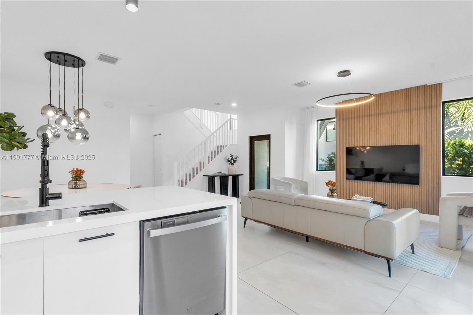 DOWNTOWN DORAL SOUTH PHAS - Residential