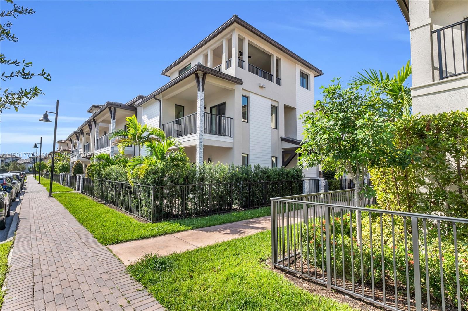 DOWNTOWN DORAL SOUTH PHAS - Residential