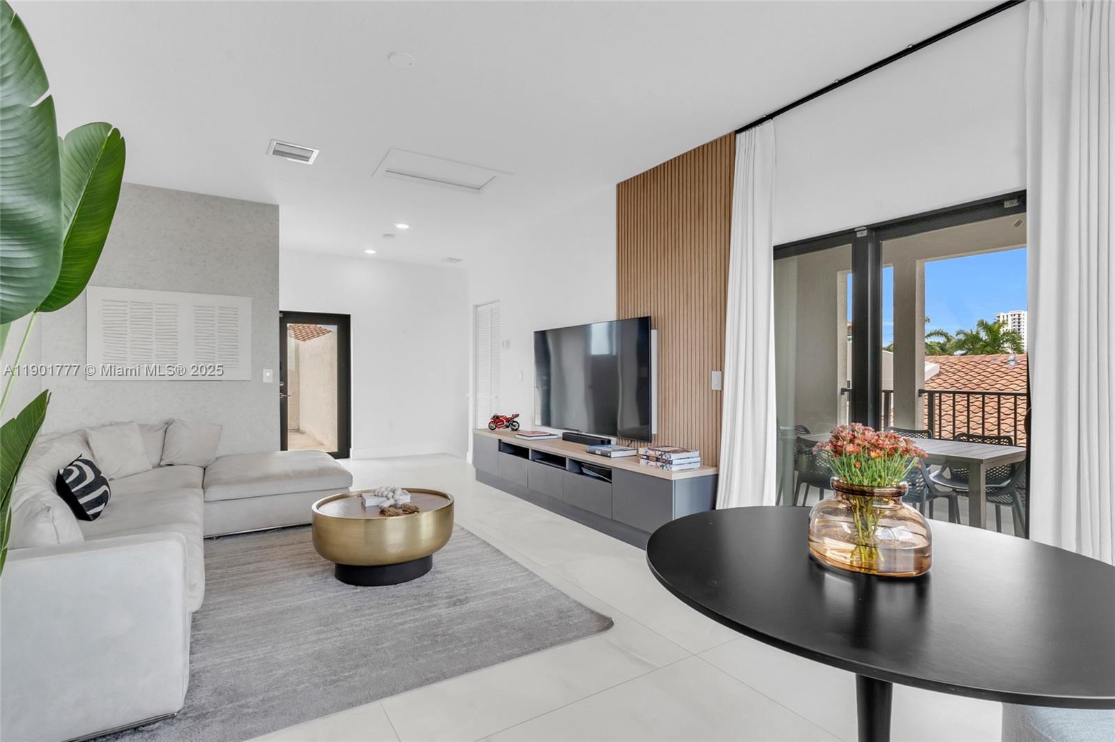 DOWNTOWN DORAL SOUTH PHAS - Residential