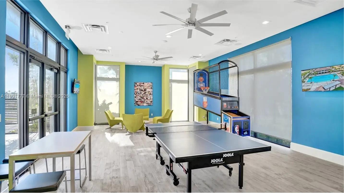 DOWNTOWN DORAL SOUTH PHAS - Residential