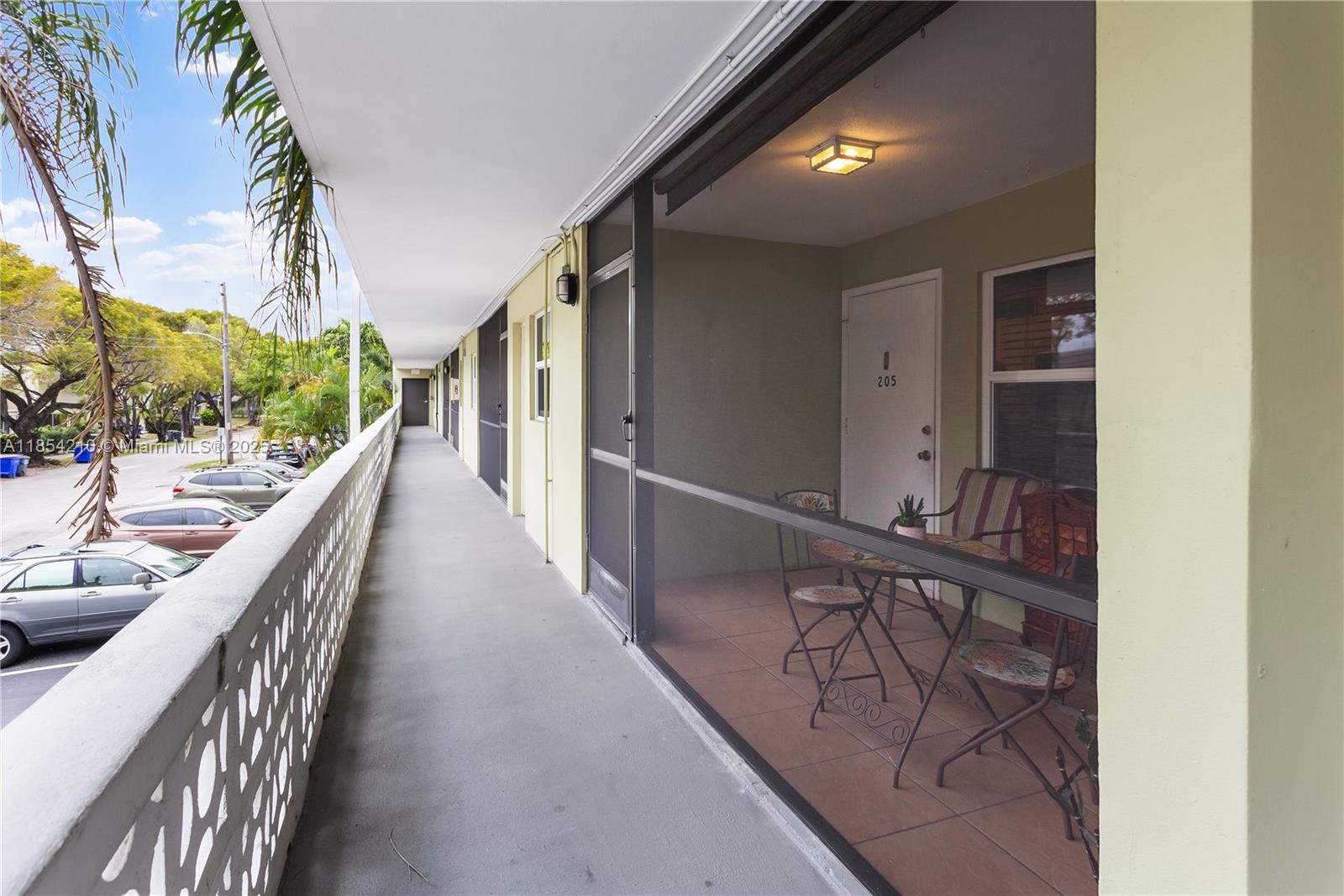 SANTA MONICA CONDOMINIUM - Residential