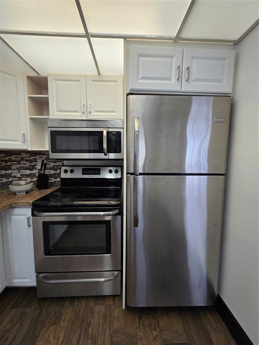 Investment and/or owning. Greynolds Park Condo 2BED-2 BATH. Fabulous location. Amenities: Gym, pool, BBQ area. Newer Kitchen. AC unit, tankless water heater. Large walk in closet. All ages. OK to rent after 12MOS. Currently rented. Unit with in walking distance to Neverland Coffee Bar,  Aventura Mall, Oletta Park.