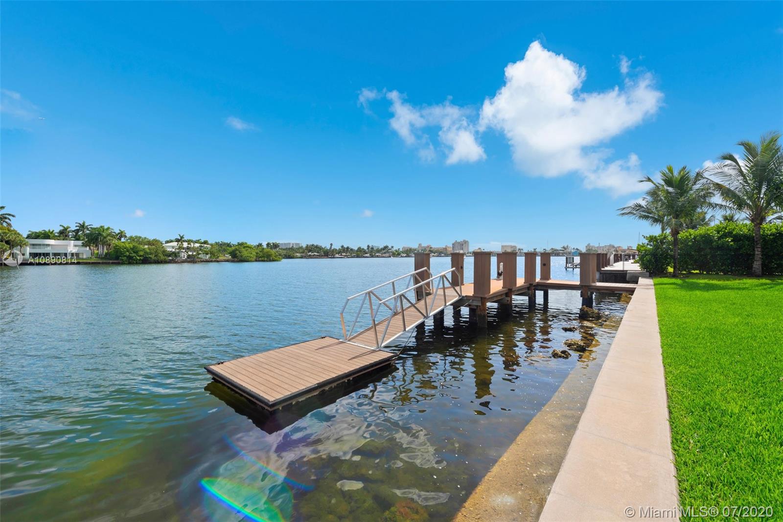 HOLLYWOOD LAKES - Residential