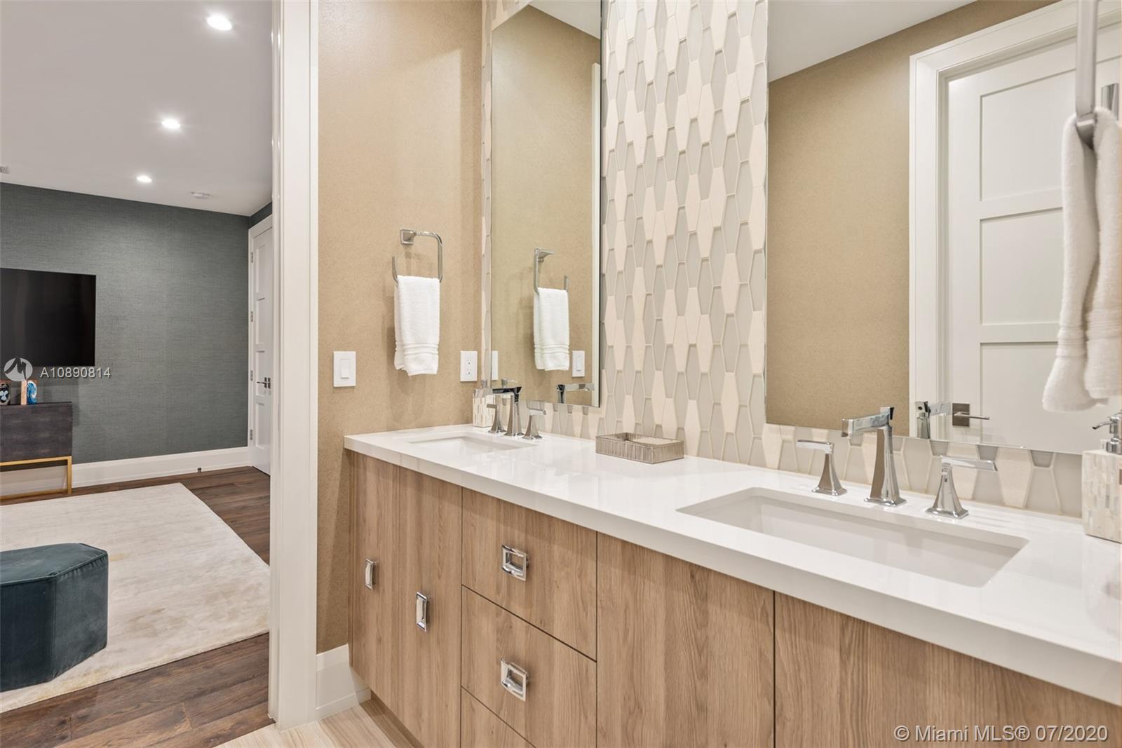 HOLLYWOOD LAKES - Residential