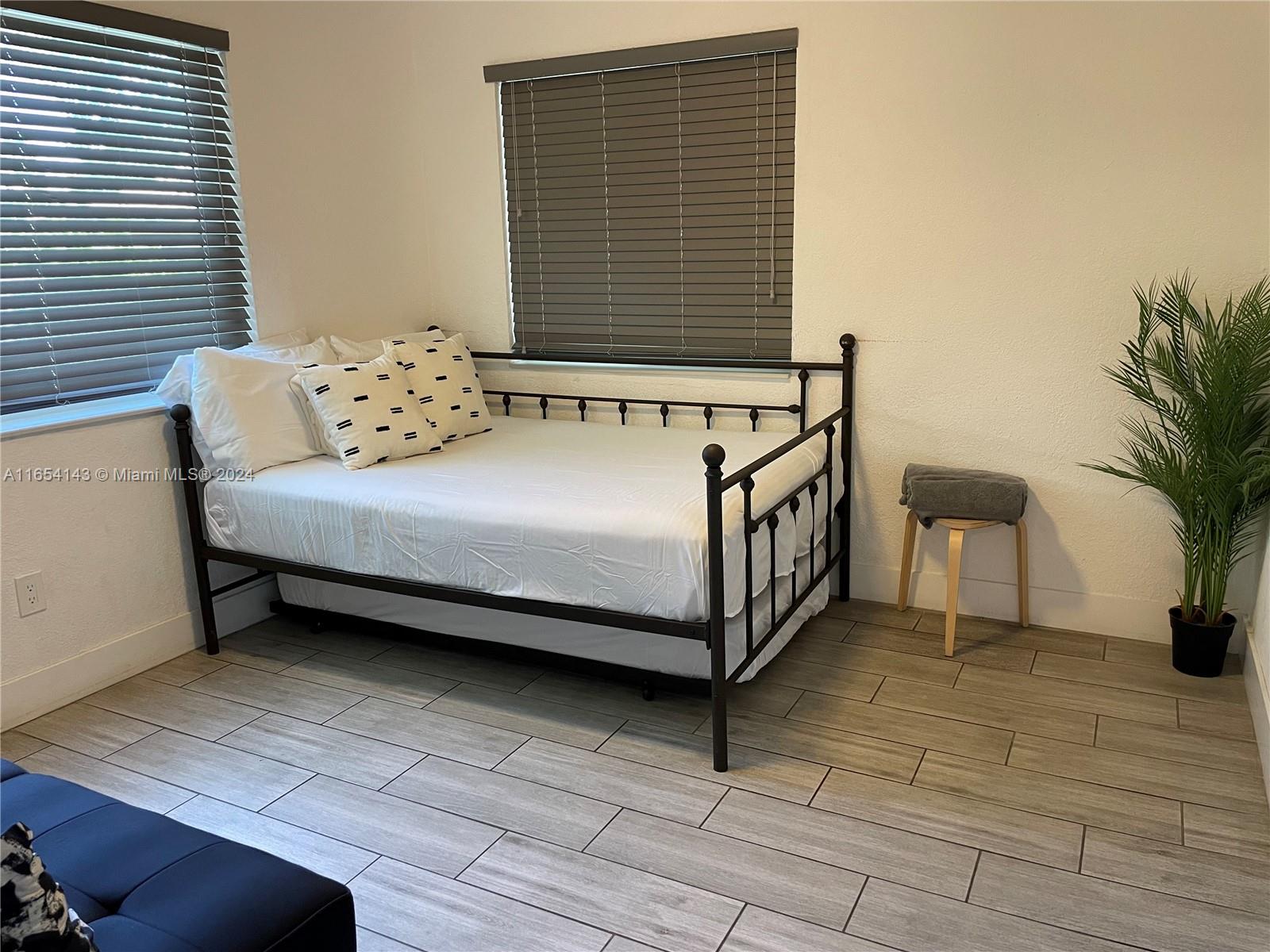 NORTHERN BLVD TR - Residential Income