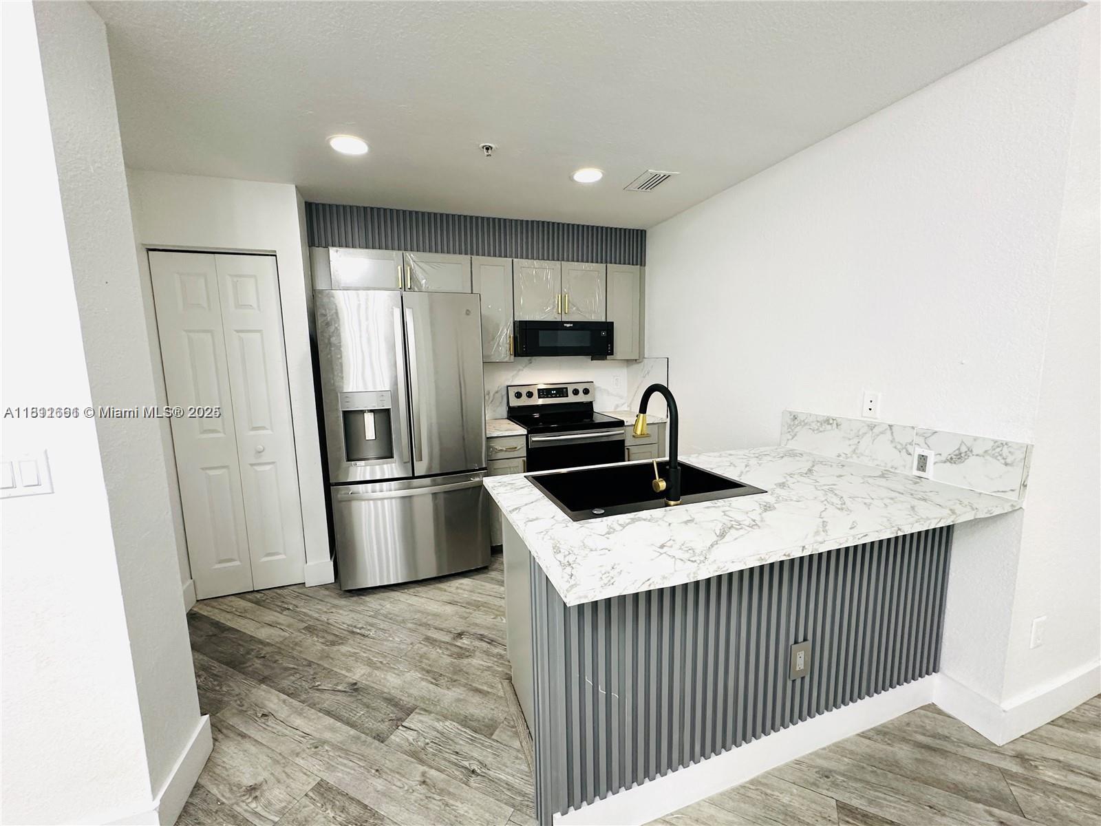 **2 BED / 2 BATH CONDO, READY TO MOVE!! BRAND NEW FLOORING, PAINTING, BATHROOMS, DISHWASHER, RANGE, AC, MICROWAVE, ... 24 HOUR GATED COMMUNITY, POOL & SPA, BEAUTIFUL CLUBHOUSE, EXERCISE ROOM, 2 PLAYGROUNDS, TENNIS COURTS & MORE*