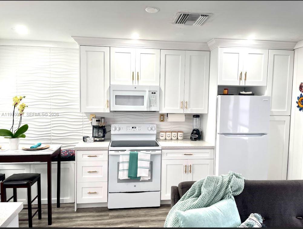 HOLLYWOOD TERRACE AMEN PL - Residential Income