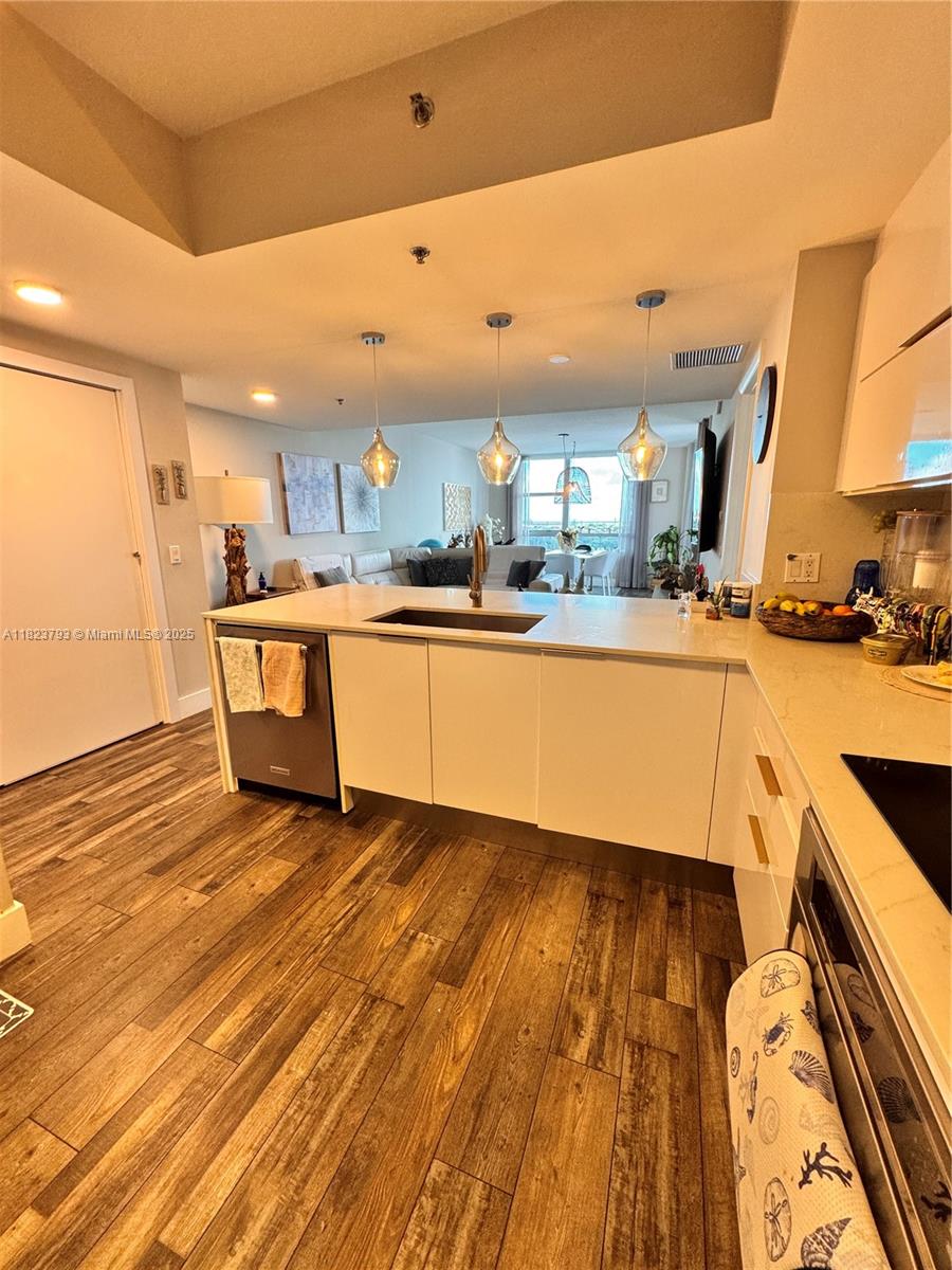 2681 N Flamingo Rd 908S, Sunrise, FL, 33323/$485,000 3 2681 N Flamingo Rd 908S