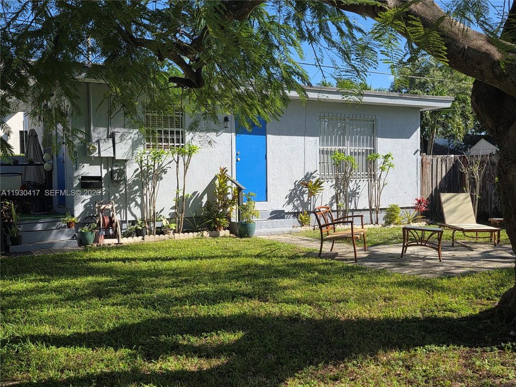 Photo of 811 NE 14th Ct, Fort Lauderdale, FL 33304 (MLS # A11930417)