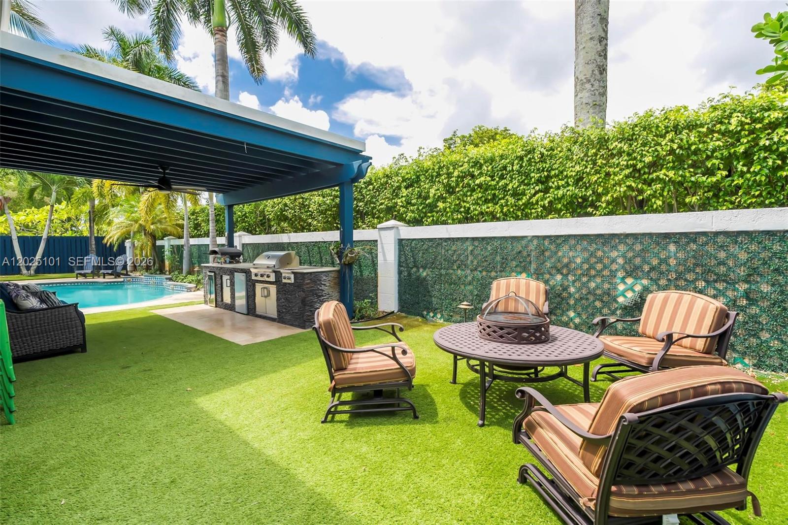 WINDSOR PALMS - Residential