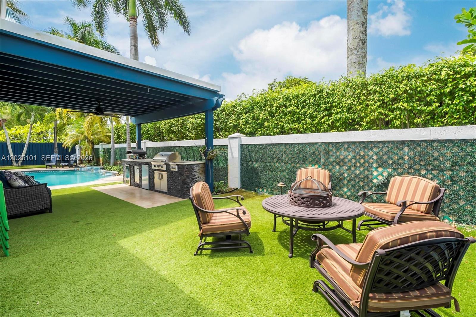 WINDSOR PALMS - Residential