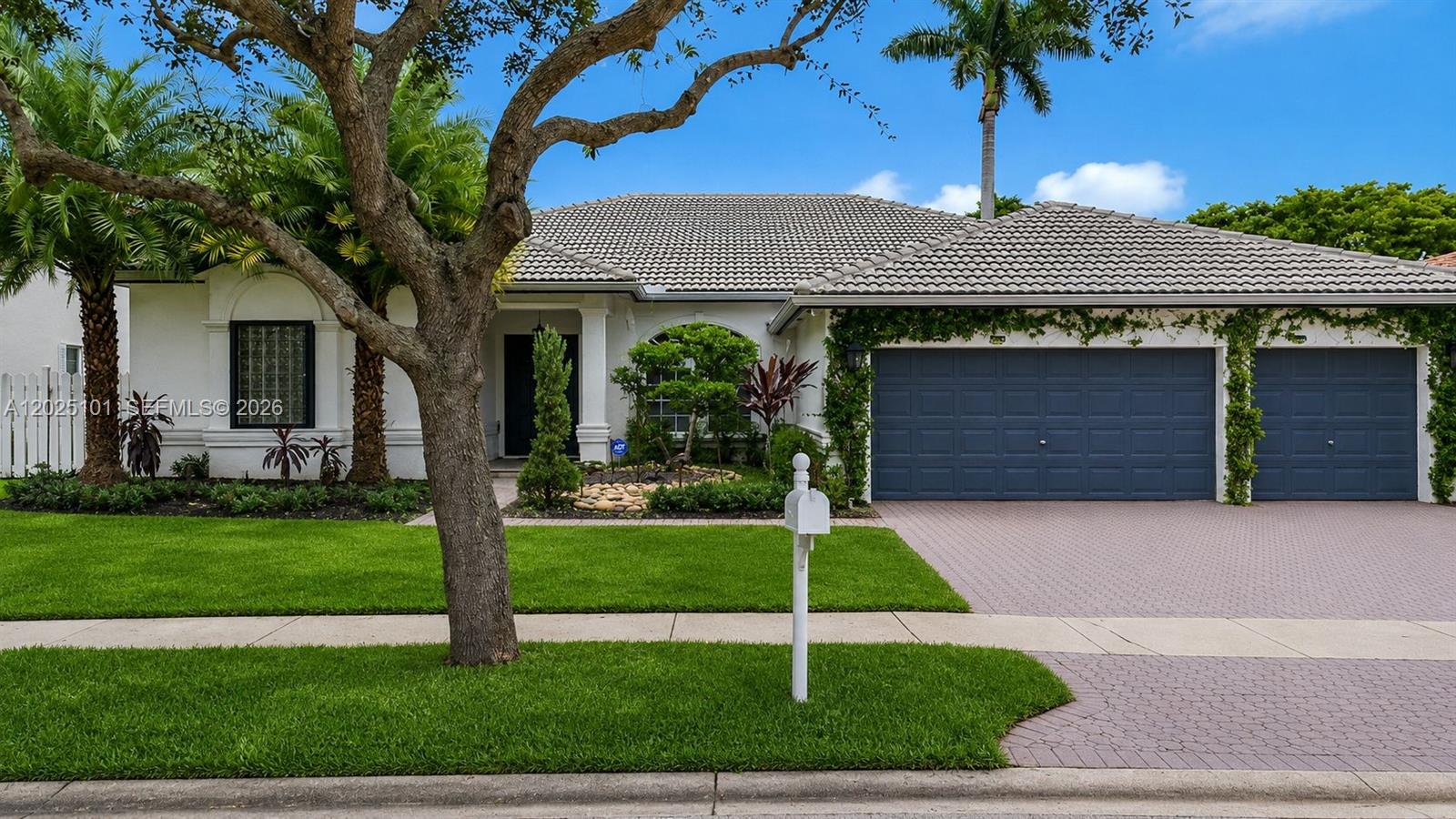 WINDSOR PALMS - Residential