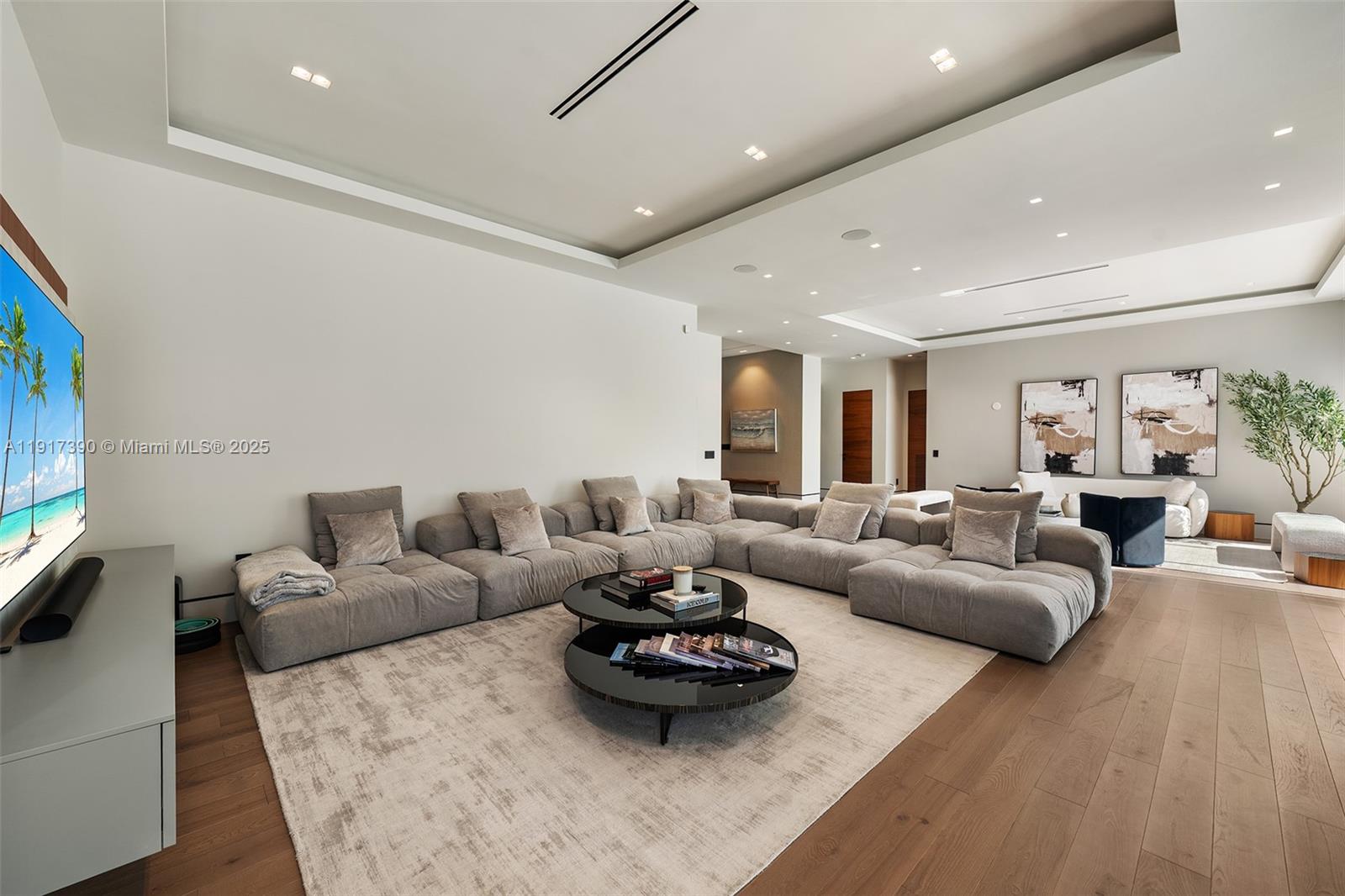 HOLLYWOOD GOLF ESTATES SE - Residential