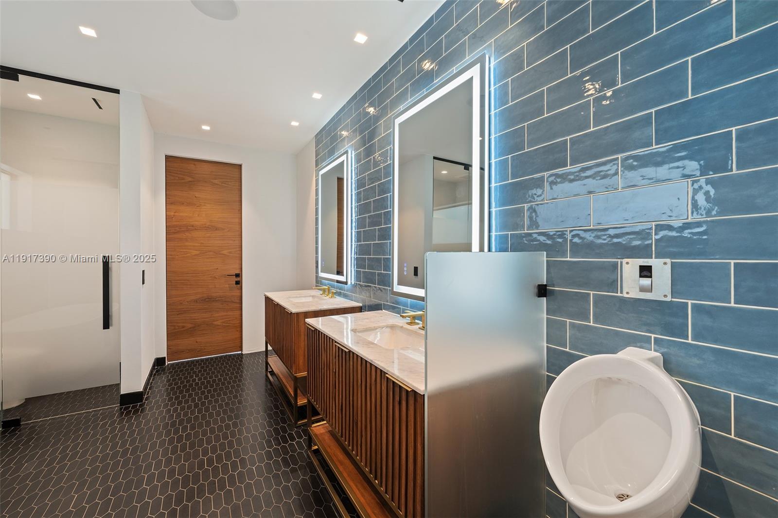 HOLLYWOOD GOLF ESTATES SE - Residential