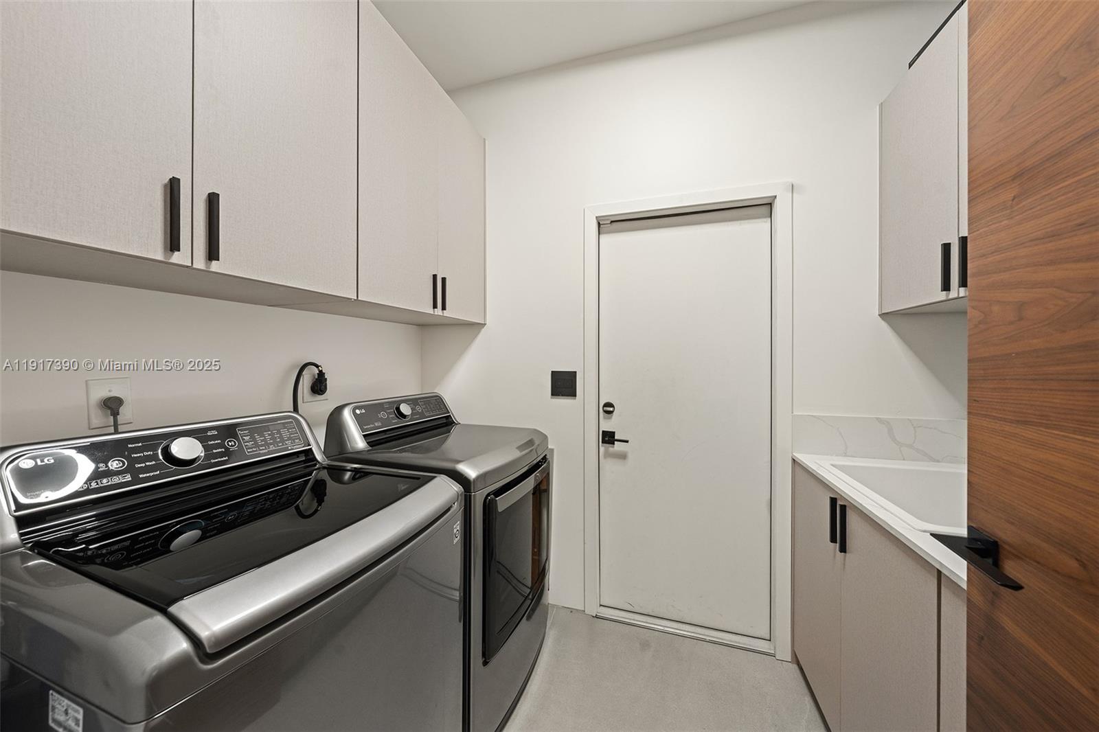 HOLLYWOOD GOLF ESTATES SE - Residential