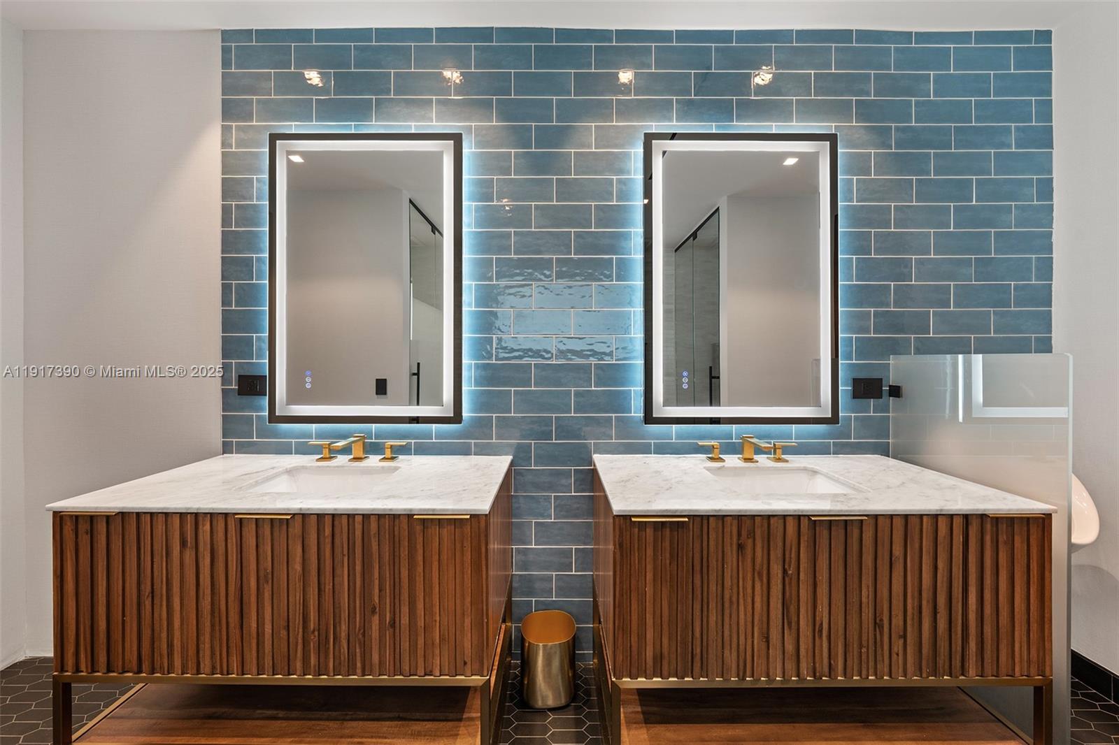 HOLLYWOOD GOLF ESTATES SE - Residential