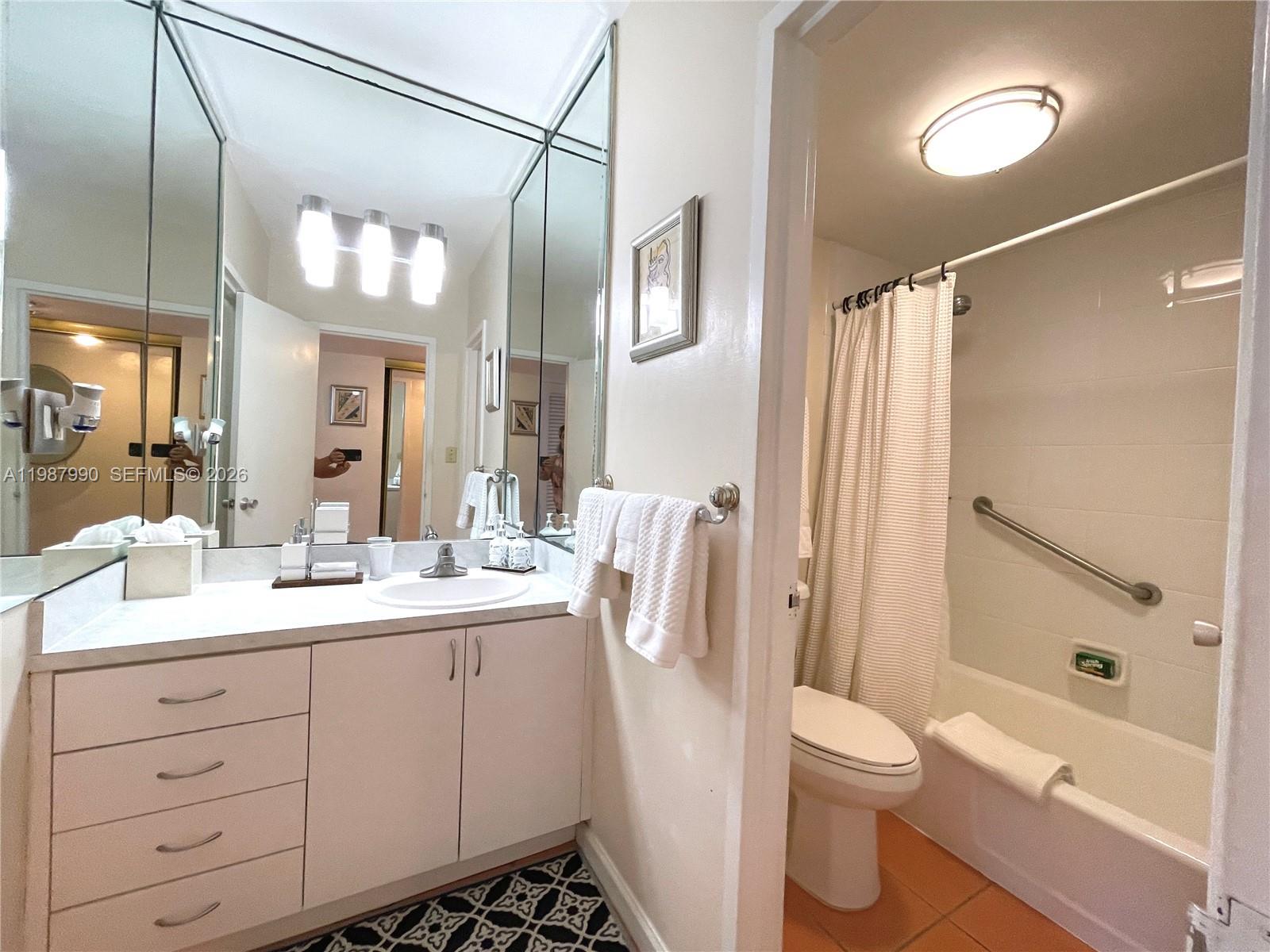 THE DECOPLAGE CONDO - Residential Lease