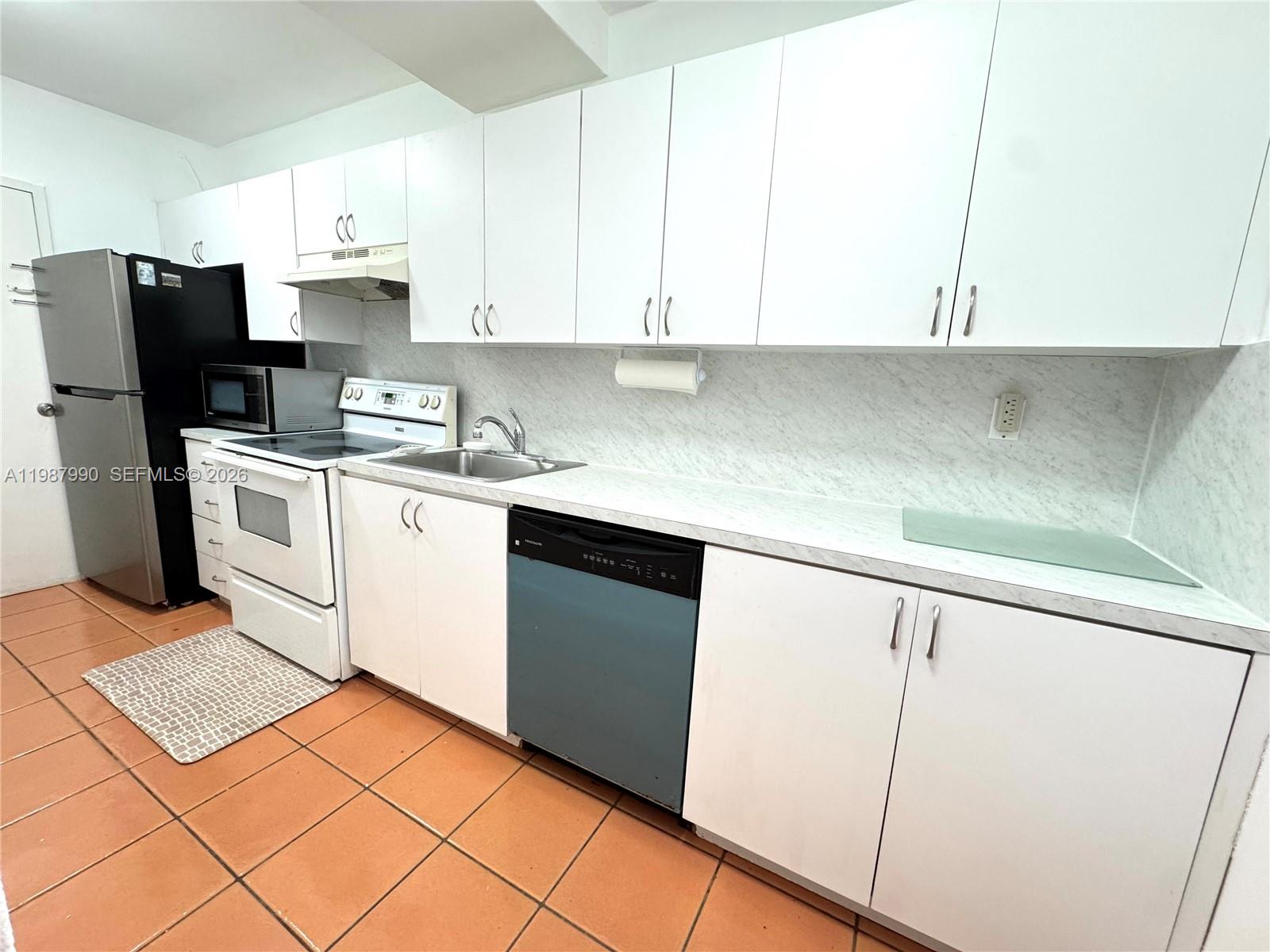 THE DECOPLAGE CONDO - Residential Lease