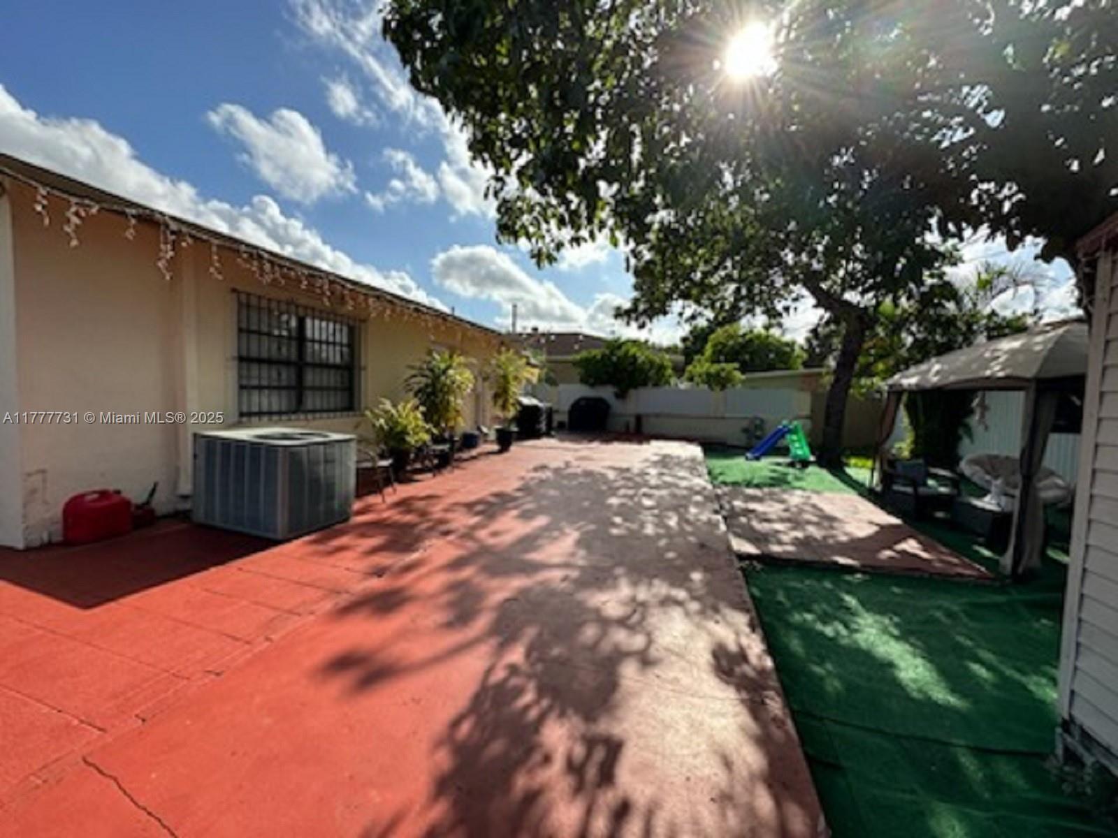 Beautiful Home in Hialeah. ***Fully Furnished***Patio, large parking, above the ground pool and Jacuzzi.