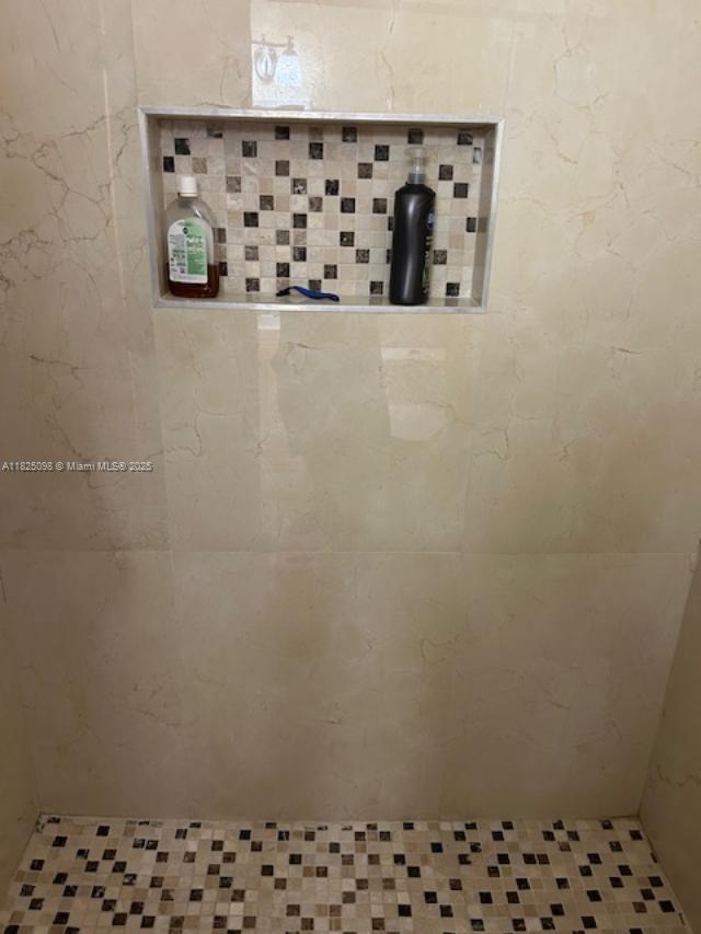 HOLLYWOOD - Residential Income