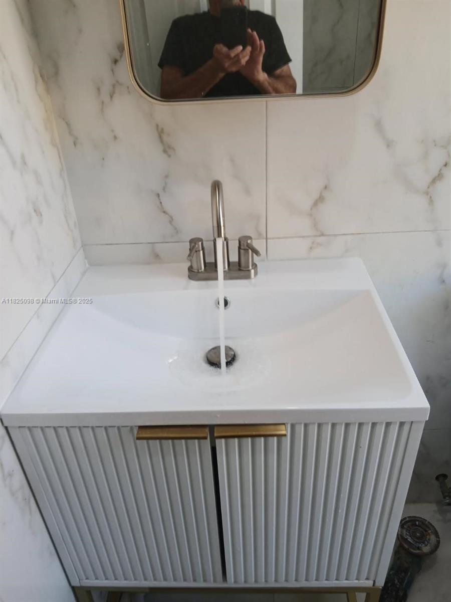 HOLLYWOOD - Residential Income